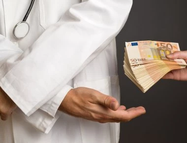 Φακελάκια: Πόσα λεφτά δίνουν οι Έλληνες «κρυφά» στους γιατρούς